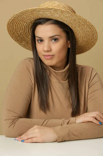 Ritratto Splendida Giovane Bruna Dolcevita Beige Cappello Paglia — Foto Stock