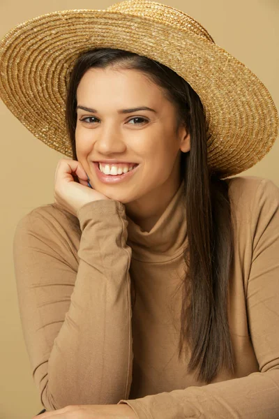 Retrato Hermosa Joven Morena Cuello Alto Beige Sombrero Paja — Foto de Stock