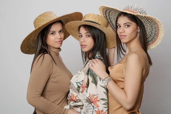 Três Mulheres Caucasianas Beleza Natural Usando Chapéus Palha Tiro Studio — Fotografia de Stock