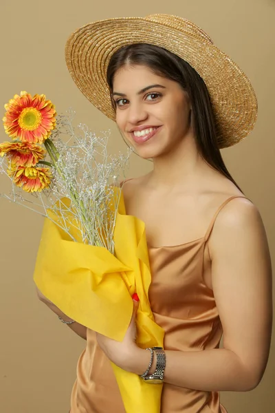 Hasır Şapkalı Güzel Genç Bir Kadının Atölye Fotoğrafı Elinde Bir — Stok fotoğraf