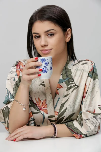 Genç Esmer Kadının Stüdyo Fotoğrafı Klasik Bir Fincan Kahve Tutuyor — Stok fotoğraf