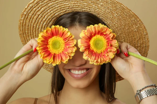 Studio Shot Beautiful Young Woman Covering Eyes Transvaal Daisy Flower — Stock Photo, Image