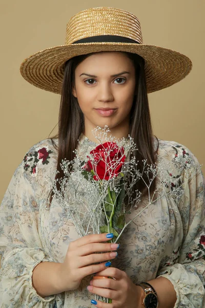 지푸라기 모자를 아름다운 여자의 스튜디오 꽃다발을 — 스톡 사진
