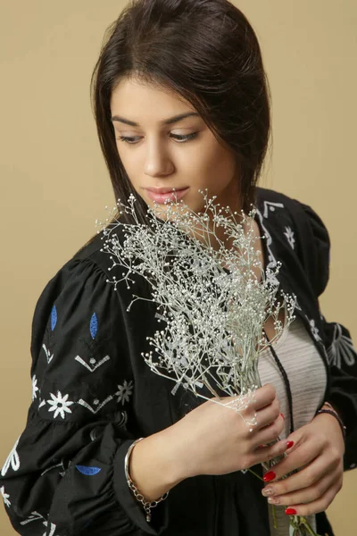 Studio Strzał Pięknej Młodej Kobiety Posiada Bukiet Suszonych Kwiatów — Zdjęcie stockowe