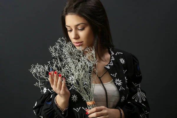Studioaufnahme Einer Schönen Jungen Frau Mit Einem Strauß Getrockneter Blumen — Stockfoto