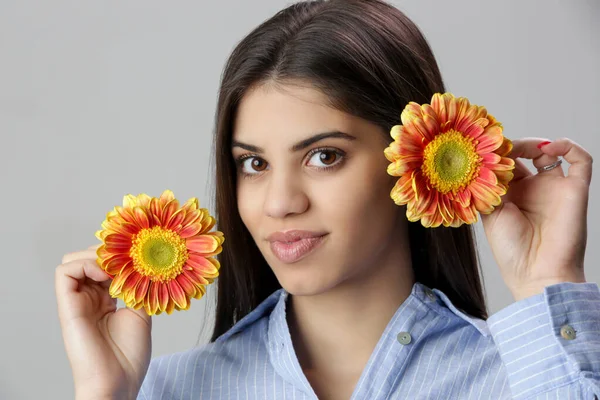 Stüdyoda Genç Güzel Bir Kadının Transvaal Papatya Çiçekleri Tutarken Görüntüleri — Stok fotoğraf