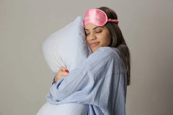 Retrato Estudio Una Hermosa Joven Con Almohada Máscara Para Dormir — Foto de Stock