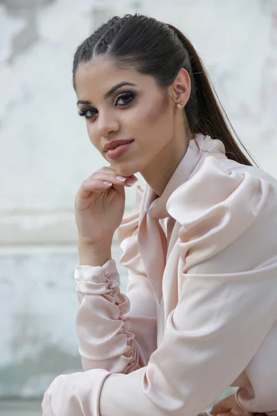 Cabeza Mujer Joven Elegante Con Ojos Ahumados Maquillaje Cola Caballo — Foto de Stock