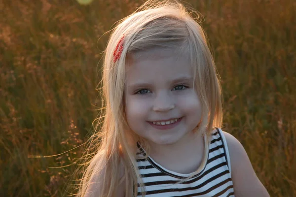 Cabeza Niña Feliz Retrato Aire Libre Con Luz Natural — Foto de Stock