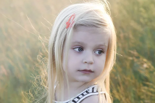 Headshot Menina Criança Feliz Retrato Livre Com Luz Natural — Fotografia de Stock