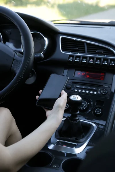 Vrouw Koppelt Haar Telefoon Met Auto Muzieksysteem Bluetooth — Stockfoto