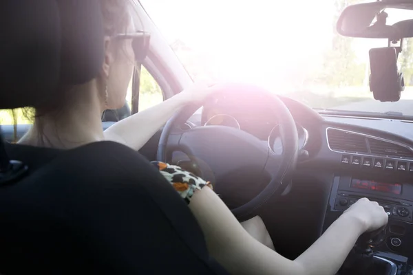 車両内の女性ドライバー — ストック写真