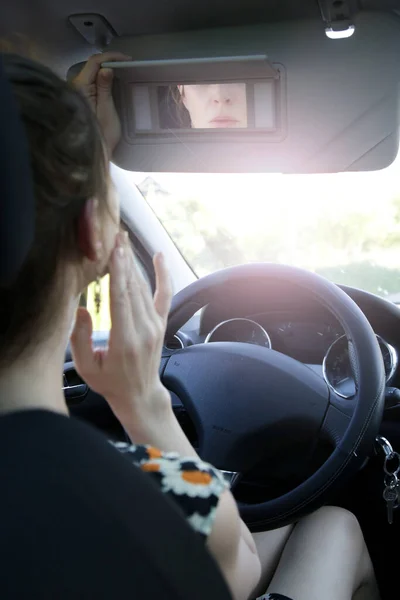 Kobieta Kierowca Sprawdzanie Jej Makijaż Lustrze — Zdjęcie stockowe