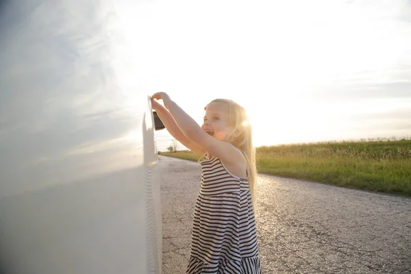 Küçük Kız Arabanın Kapısını Açmaya Çalışıyor — Stok fotoğraf