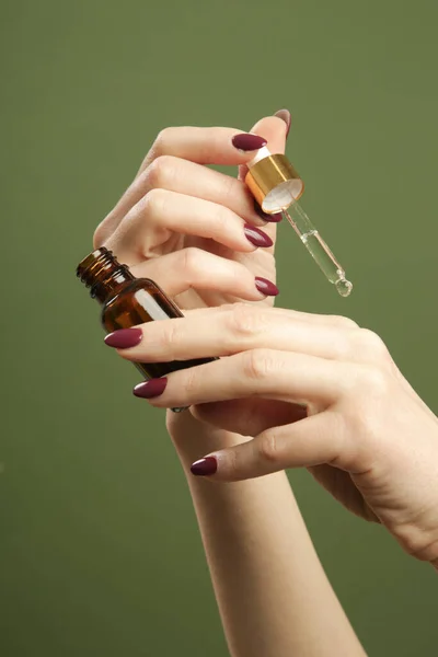 Håll Pipett Och Droppflaska Glas Med Olja Naturlig Kosmetika Eterisk — Stockfoto