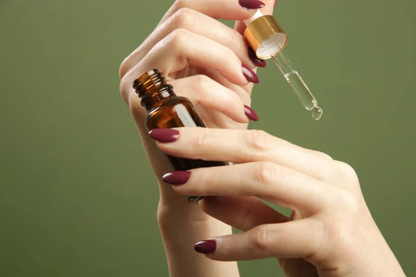 Håll Pipett Och Droppflaska Glas Med Olja Naturlig Kosmetika Eterisk — Stockfoto