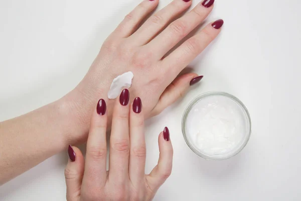 Mujer Aplicando Crema Protectora Las Manos Temporada Fría Manos Protección — Foto de Stock