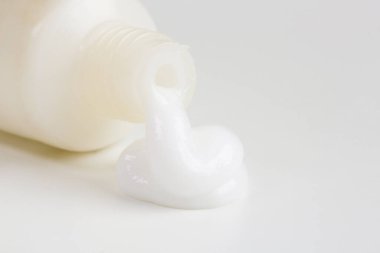 Sıkıştırılmış ürünle merhem tüpünün görüntüsünü kapat