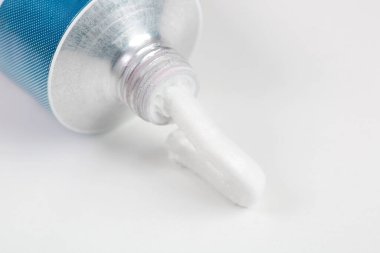 Sıkıştırılmış ürünle merhem tüpünün görüntüsünü kapat