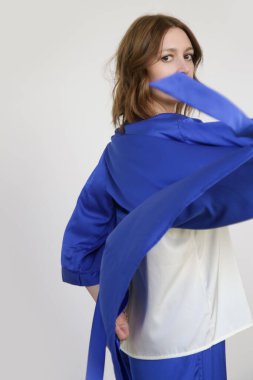 İpek, mavi bornoz ve beyaz gecelik giymiş bir kadın, stüdyo fotoğrafı..