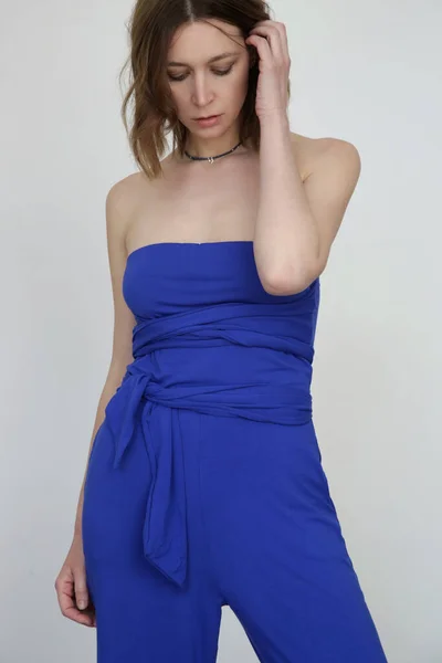 マルチ摩耗ラップタンクトップとロイヤルブルーの基本的なパンツを身に着けている女性モデルの写真のセリエ — ストック写真