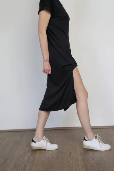 カジュアルな黒のストレッチコットンミディドレスの女性 Tシャツのドレスは オーガニックコットンから作られました スタジオショット — ストック写真