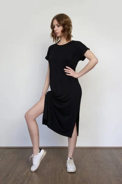 穿着黑色宽松棉衣的女人 用有机棉做的T恤衫裙 工作室拍摄 — 图库照片