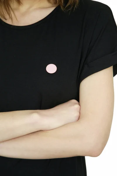 Malý Knoflíkový Odznak Připíchnutý Černé Košili — Stock fotografie