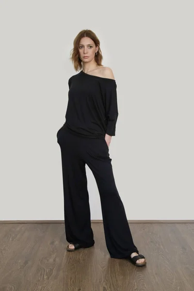 黒の綿のカジュアルな服装で女性のスタジオショット 半袖シャツと基本的なパンツ — ストック写真