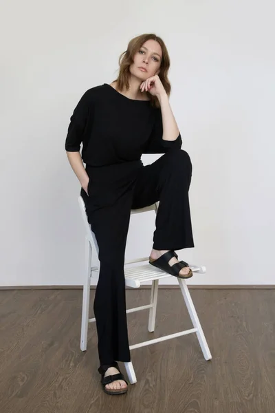 Studio Shot Donna Cotone Nero Casual Outfit Camicia Manica Corta — Foto Stock