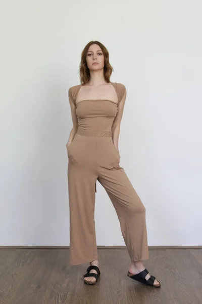 Serie Bilder Kvinnliga Modellen Bär Beige Multi Wear Linda Runt — Stockfoto