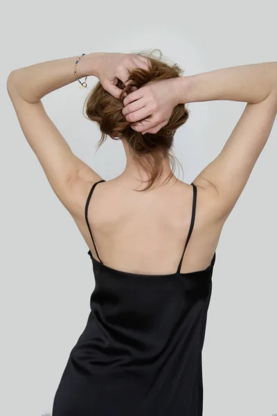 女性で黒シルクサテンCamisoleドレス スタジオショット — ストック写真