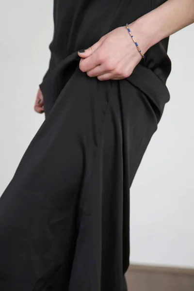 Mujer Vestido Camisola Satén Seda Negro Tiro Estudio —  Fotos de Stock