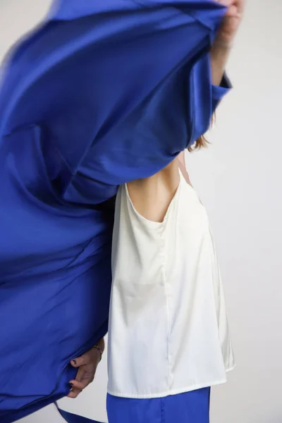 Kobieta Jedwabnym Królewskim Niebieskim Szlafroku Białej Koszuli Studio Shot — Zdjęcie stockowe