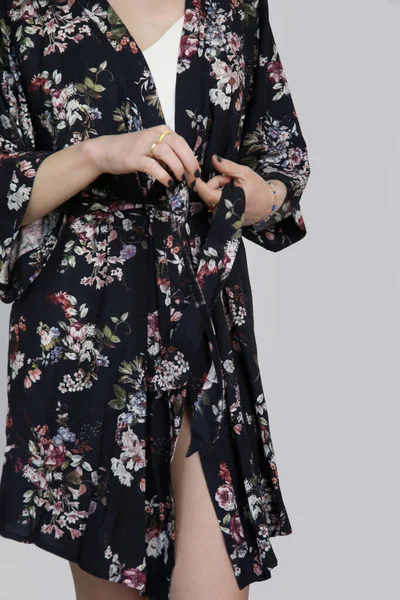 Mulher Vestido Robe Floral Escuro Tiro Estúdio — Fotografia de Stock