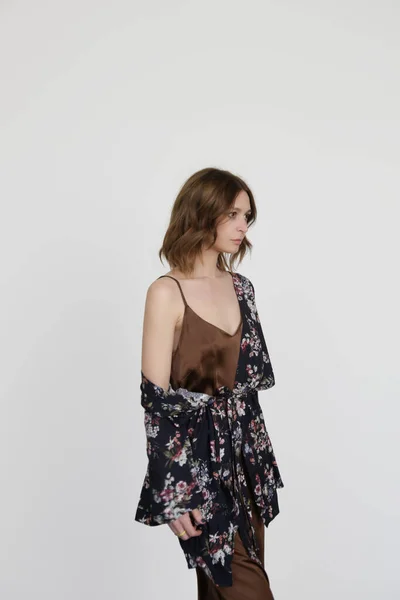 Vrouw Bruine Zijde Satijn Camisole Jurk Donkere Bloemenmantel Studio Schot — Stockfoto