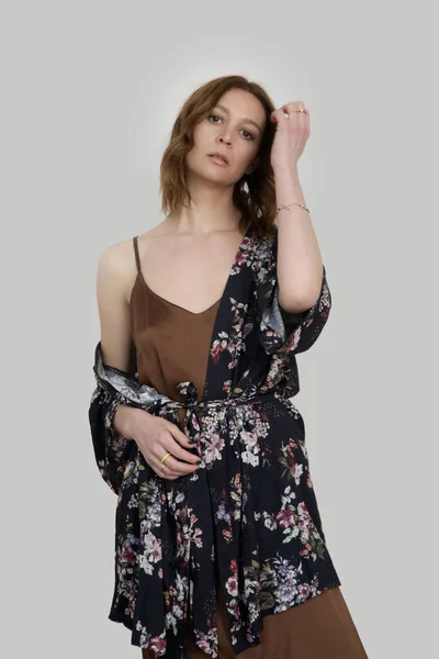 Žena Hnědém Hedvábí Satén Camisole Šaty Tmavé Květinové Roucho Studio — Stock fotografie