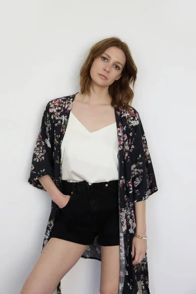 Vrouwelijk Model Met Basic Witte Zijden Bovenblad Zwarte Denim Shorts — Stockfoto