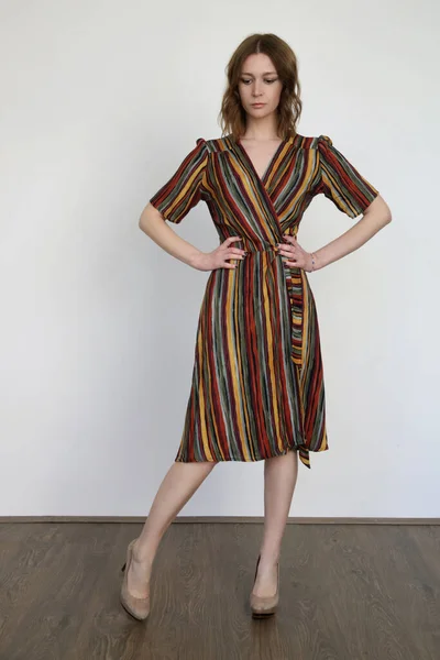 Mulher Vestido Midi Envoltório Listrado Multicolorido Funky Estúdio — Fotografia de Stock