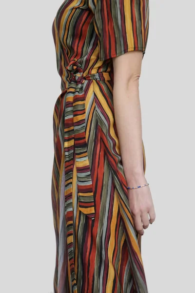 Γυναίκα Funky Πολύχρωμο Ριγέ Wrap Midi Φόρεμα Φωτογραφία Στούντιο — Φωτογραφία Αρχείου