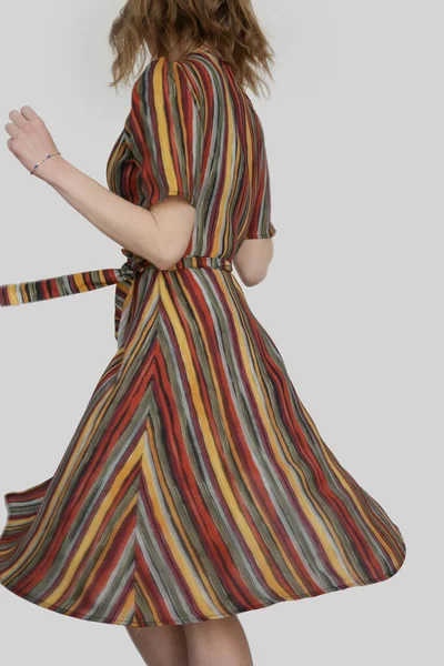 Женщина Фанк Разноцветном Полосатом Платье Миди Снимок Студии — стоковое фото