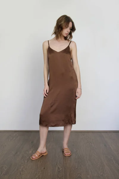 Mujer Vestido Camisola Satén Seda Marrón Tiro Estudio — Foto de Stock