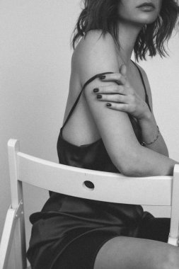 İpek saten gecelikli, stüdyo fotoğraflı, siyah beyaz bir kadın..