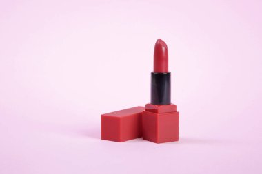 Tek açılır saten tüp bitiş kırmızı ruj, stüdyo çekimi.