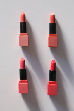 Açık saten kaplamalı ruj seti, stüdyo çekimi.