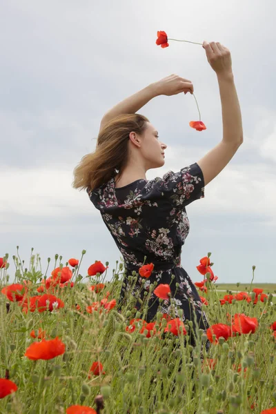 Молодая Женщина Цветочном Платье Поднятыми Руками Маковом Поле Расслабляющий Беззаботный — стоковое фото