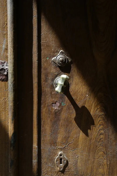 Oud Slot Met Een Ronde Deurknop Een Verweerde Houten Poort — Stockfoto