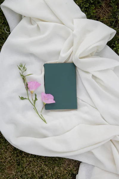 Książka Dziki Kwiat Płótno Zielonej Trawie — Zdjęcie stockowe