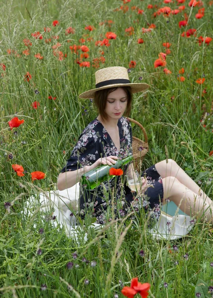 Junge Frau Floralem Sommerkleid Und Strohhut Beim Picknick Auf Einem — Stockfoto