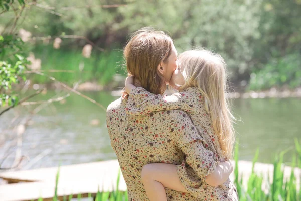 Mor Och Dotter Matchande Klänning Kramas Idyllisk Sommardag Sorglös Familjetid — Stockfoto